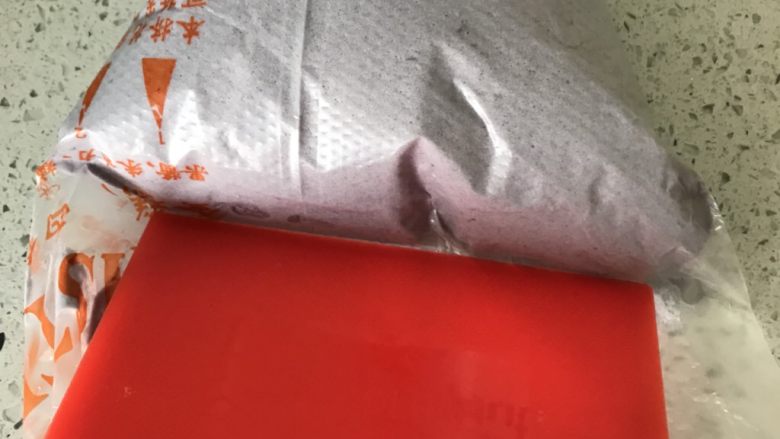 紫薯溶豆(附带紫薯泥做法),用刮板把面糊往前推,不要用手直接接触面糊,手有热量会让面糊快速消泡。