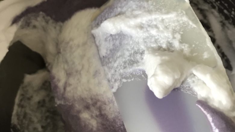 紫薯溶豆(附带紫薯泥做法),切进去,把刮刀反转过去,再切下一次,不要拌太多次数,翻拌次数太多会消泡,我一般不超过15次。