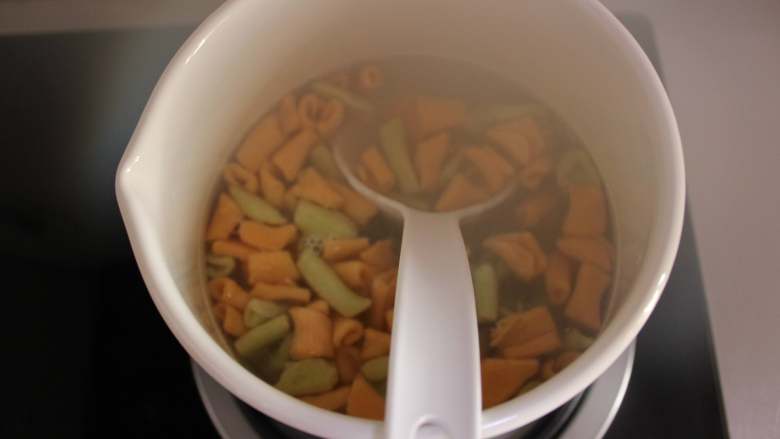 双色贝壳面(适合12个月以上的宝宝),水开下锅煮熟即可,也可以配蔬菜和高汤一起煮