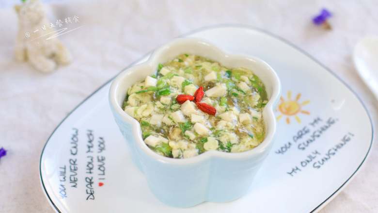 芹菜鸡蛋藕粉羹,多5分钟操作，这一碗多了豆制品、绿叶菜、蛋类，营养又大大提升了吧。