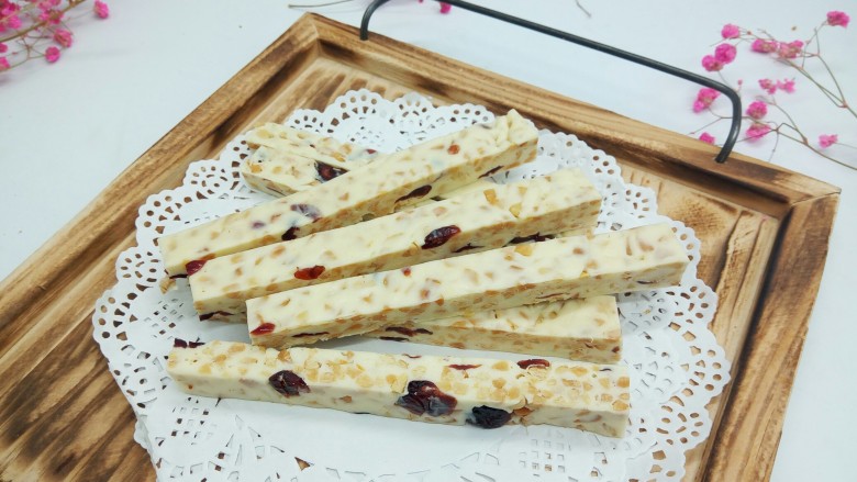 蔓越莓牛轧糖,放凉,先切长条