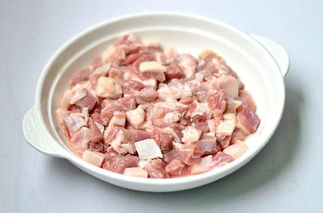 烤羊肉串,<a style='color:red;display:inline-block;' href='/shicai/ 329'>羊肉</a>用清水提前浸泡2小时,中途换2-3次水,泡出血水后洗净切小块