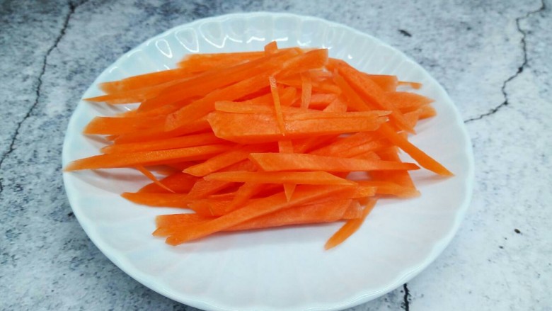 私房肉丝炒面,<a style='color:red;display:inline-block;' href='/shicai/ 25'>胡萝卜</a>削皮,切片,再切丝