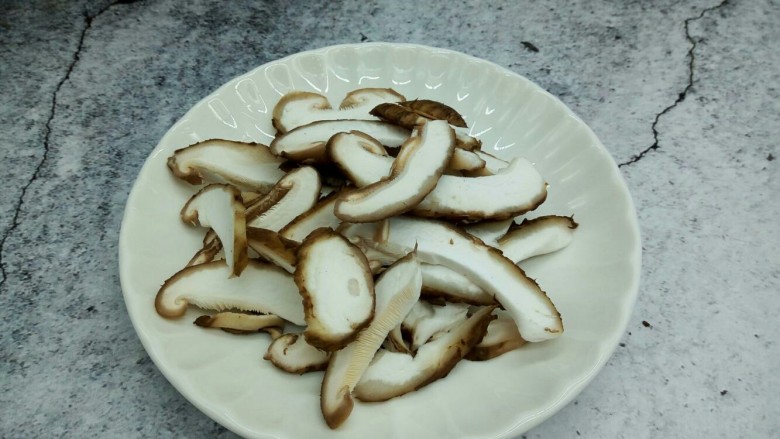 私房肉丝炒面,盘里放水,放香菇,用手在水中朝一个方向旋搅,这时香菇表面及菌褶部的泥沙会随着旋搅而落下来,反复旋搅几次,就能彻底把泥沙洗净。香菇切丝