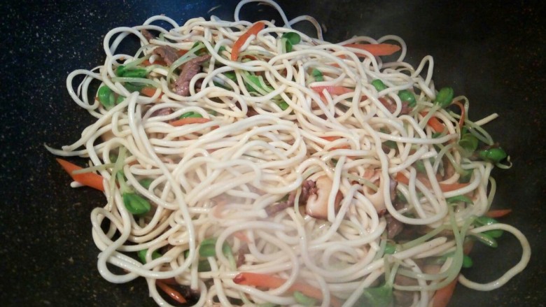 私房肉丝炒面,加面条,翻炒至面条干燥