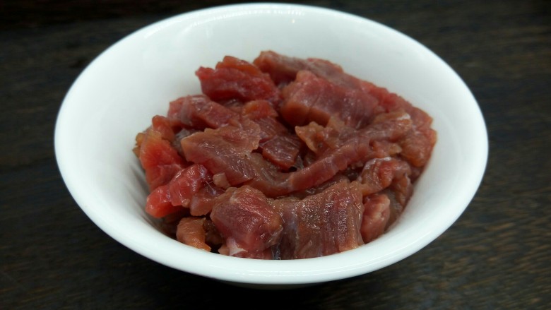 私房肉丝炒面,<a style='color:red;display:inline-block;' href='/shicai/ 216'>牛肉</a>切丝，加<a style='color:red;display:inline-block;' href='/shicai/ 788'>生抽</a>，<a style='color:red;display:inline-block;' href='/shicai/ 721'>蚝油</a>，淀粉少许，腌制10分钟