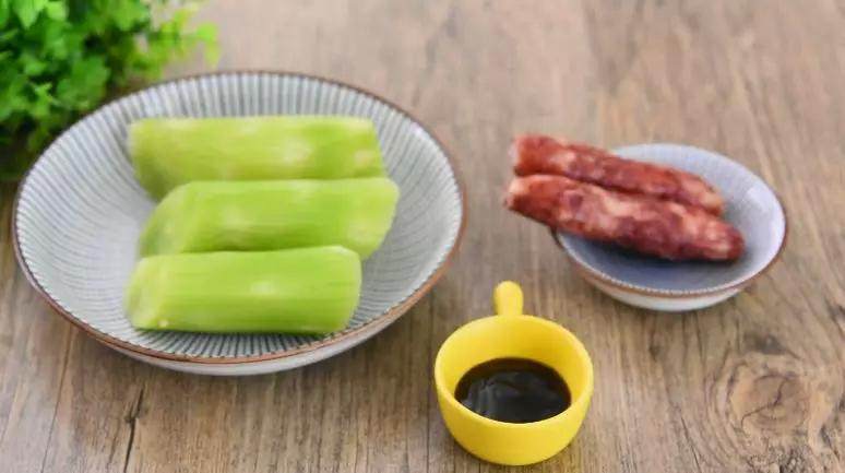 家里刚做好的香肠，配上莴笋炒起来，一口就停不下来！,·食材·

<a style='color:red;display:inline-block;' href='/shicai/ 124'>莴笋</a> 200g、<a style='color:red;display:inline-block;' href='/shicai/ 425'>香肠</a> 30g、<a style='color:red;display:inline-block;' href='/shicai/ 721'>蚝油</a> 20g
