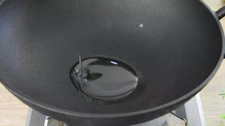 家里刚做好的香肠,配上莴笋炒起来,一口就停不下来!,热锅冷油,