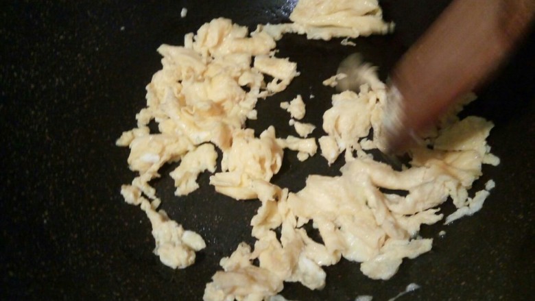 #年味十足 #美味特色炒饭,用铲子快速翻炒散开,再盛盘