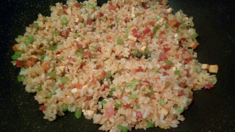 #年味十足 #美味特色炒饭,加<a style='color:red;display:inline-block;' href='/shicai/ 788'>生抽</a>调味,翻炒均匀,出锅