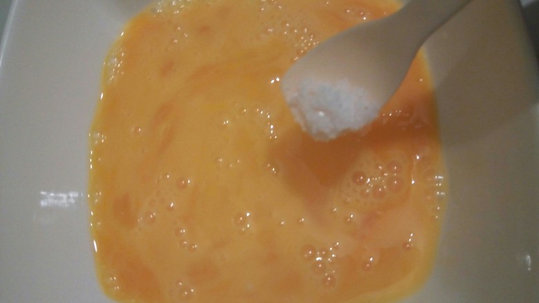 #年味十足 #美味特色炒饭,<a style='color:red;display:inline-block;' href='/shicai/ 9'>鸡蛋</a>2个,加一点点盐