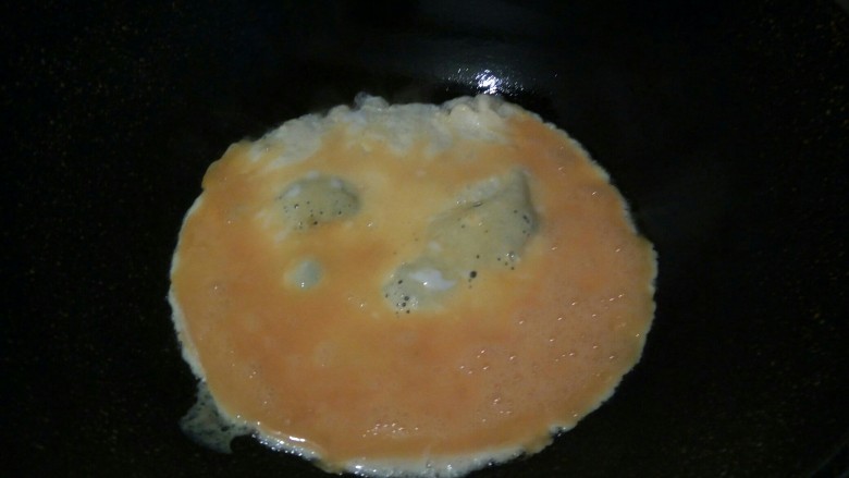 #年味十足 #美味特色炒饭,锅里放油,油热,倒鸡蛋液
