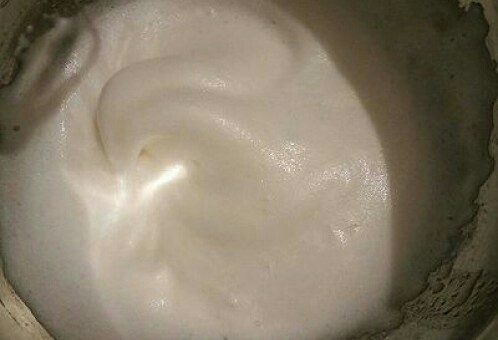 蔓越莓戚风蛋糕,接着再用电动打蛋器继续高速打发,当蛋清泡沫消失,变得细腻顺滑的时候就可以再加入另外的三分之一糖粉