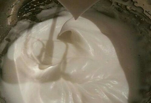 蔓越莓戚风蛋糕,接着再用电动打蛋器继续高速打发,当蛋清泡沫消失,变得细腻顺滑的时候就可以再加入另外的三分之一糖粉
