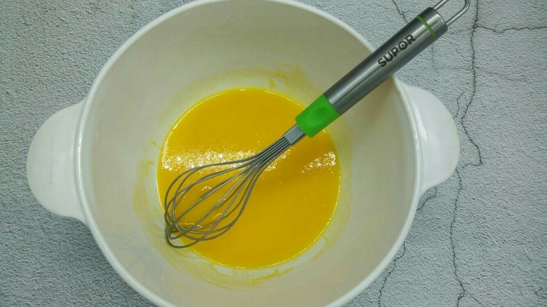 蔓越莓戚风蛋糕,将蛋黄和蛋清分离,注意盛放蛋清的打蛋盆一定要保证无油无水,打蛋清我有专用盆子。蛋黄先打散一下,再加入<a style='color:red;display:inline-block;' href='/shicai/ 140122'>玉米油</a>搅打均匀