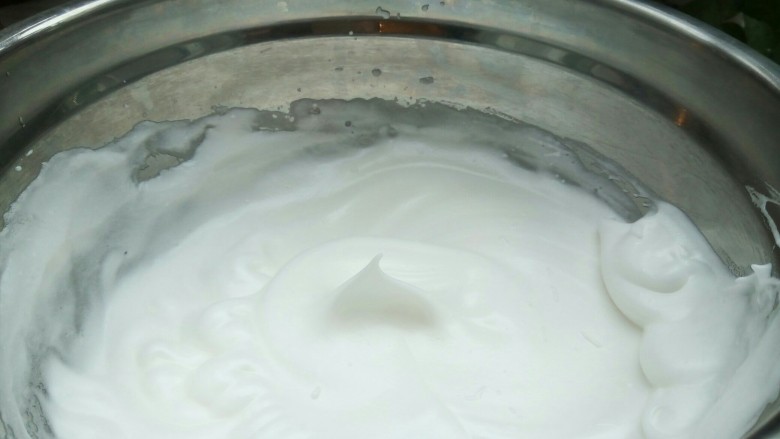 蔓越莓戚风蛋糕,将蛋白打发到干性发泡的状态(提起打蛋器后,蛋白拉出直立的尖角)