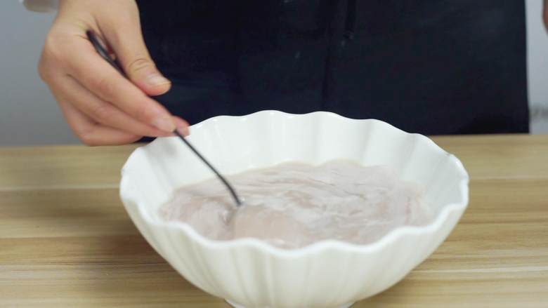 一起去海边捡海螺吧~盐焗海螺完美制作过程(含摆盘 ),搅拌均匀,汤汁是藕粉色的