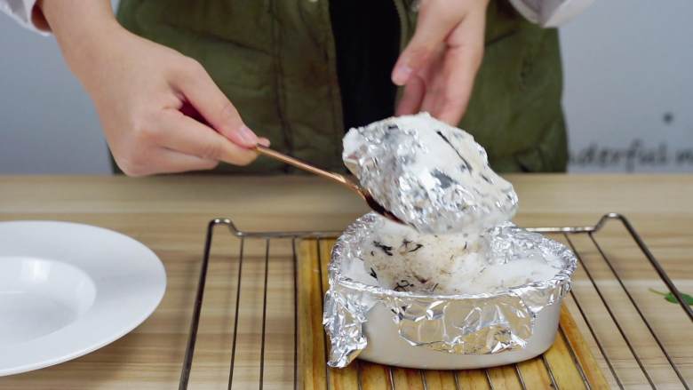 一起去海边捡海螺吧~盐焗海螺完美制作过程(含摆盘 ),然后取出来海螺