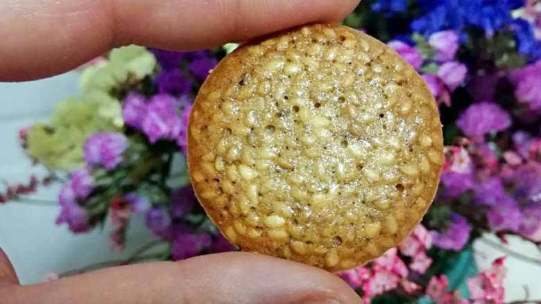 芝麻脆脆饼,再来一张特写,满满的芝麻,真的是嘎嘣脆,老少皆宜的小零食。