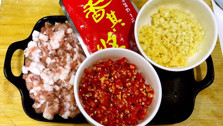 秘制香辣肉酱,除香其酱外,其他食材全部切碎备用。