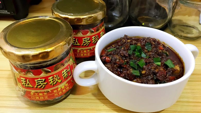 秘制香辣肉酱,吃不掉的也可以放在玻璃罐,放冰箱冷藏。
