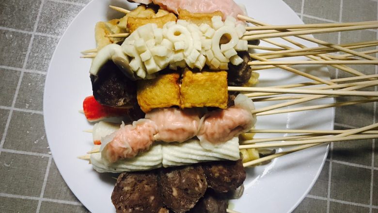 钵钵鸡冷串串,所有食材串好后放入刚才拌好的调料汁里浸泡半小时就可以食用啦!