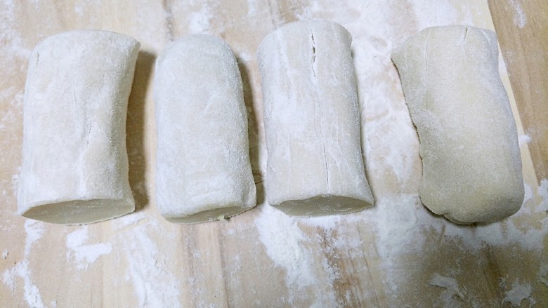 肉渣千层饼,面醒好以后分成均匀的四等分