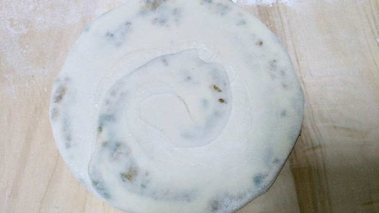 肉渣千层饼,用擀面杖擀成0.5厘米厚的圆形