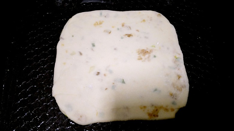 肉渣千层饼,放在平底锅里两面煎熟