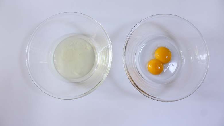 草莓松饼(适合15个月以上的宝宝),分离蛋黄与蛋清