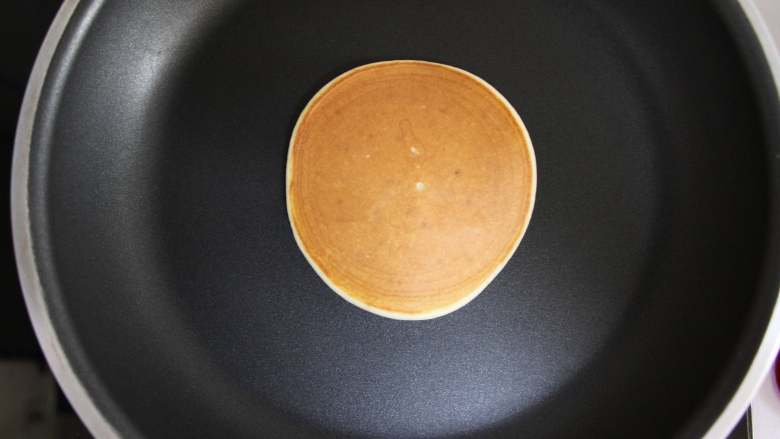 草莓松饼(适合15个月以上的宝宝),翻面再煎十多秒就能出锅啦