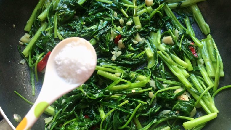 蒜蓉炒空心菜,加1小勺盐,约2克
