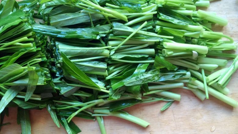 蒜蓉炒空心菜,切小段