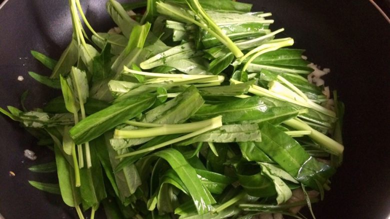 蒜蓉炒空心菜,加入空心菜