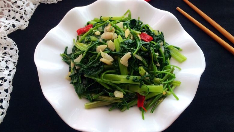 蒜蓉炒空心菜,盛出装盘。
