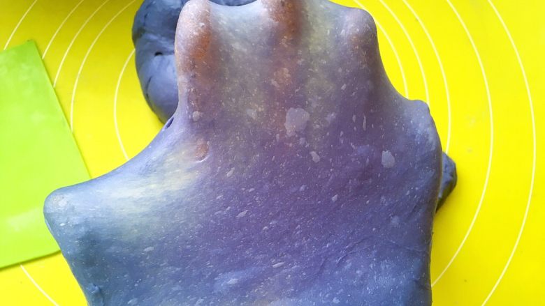 星空吐司,大约推揉15分钟左右,面团筋度变大,切下一小块可以撑出厚厚的膜
