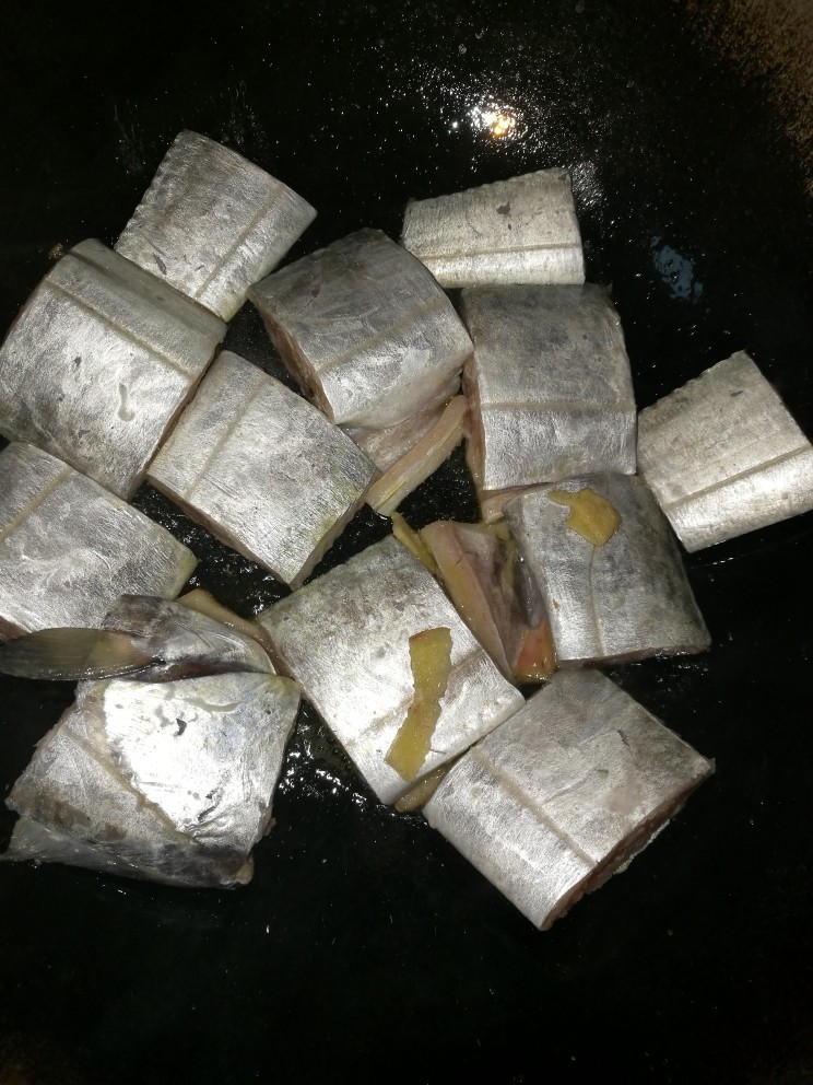 红烧带鱼,锅烧热后放适量油,放点盐晃匀后放入带鱼段煎至皮发黄