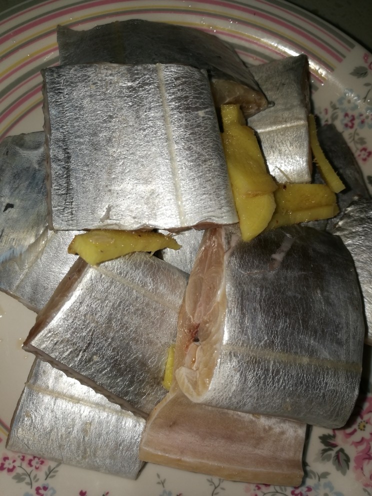 红烧带鱼,加盐，<a style='color:red;display:inline-block;' href='/shicai/ 718'>料酒</a>和<a style='color:red;display:inline-block;' href='/shicai/ 2800'>生姜</a>腌片刻后用少量生粉抓一下煎的时候不容易粘锅