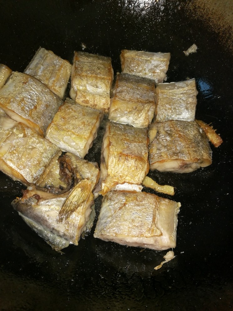 红烧带鱼,翻面继续煎另一面