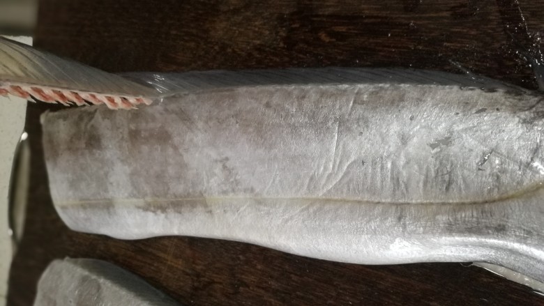 红烧带鱼,顺着鱼背撕掉鱼鳍