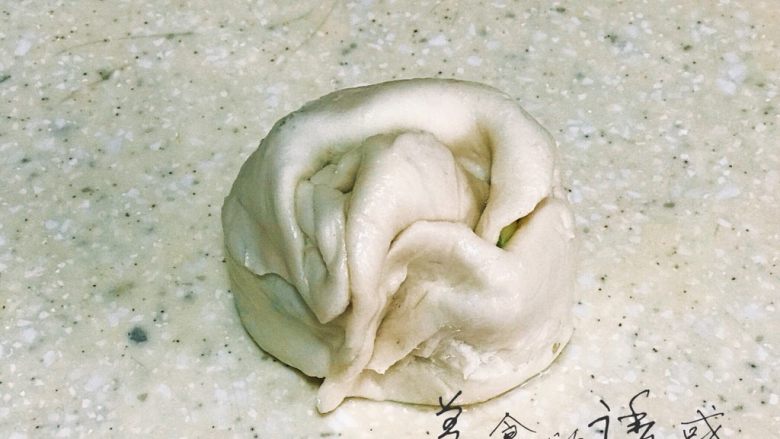 浅湘食光&葱香鸡蛋煎饼,捏住两头,卷成如图