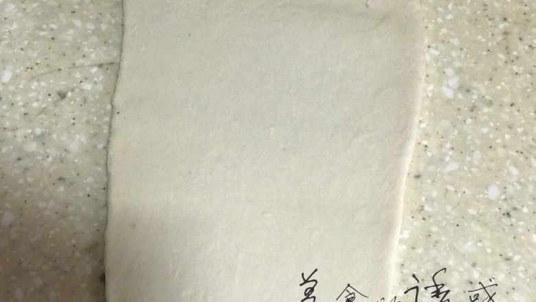 浅湘食光&葱香鸡蛋煎饼,将面团擀成长条薄皮(薄点好吃些)