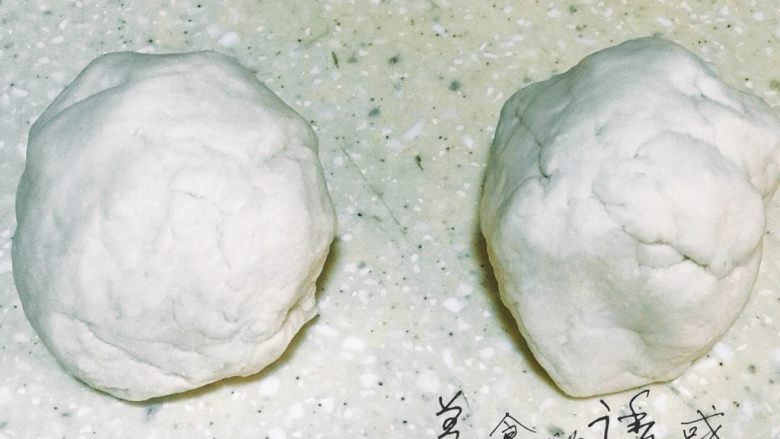 浅湘食光&葱香鸡蛋煎饼,分为两个面团(如果人少,可以减量)