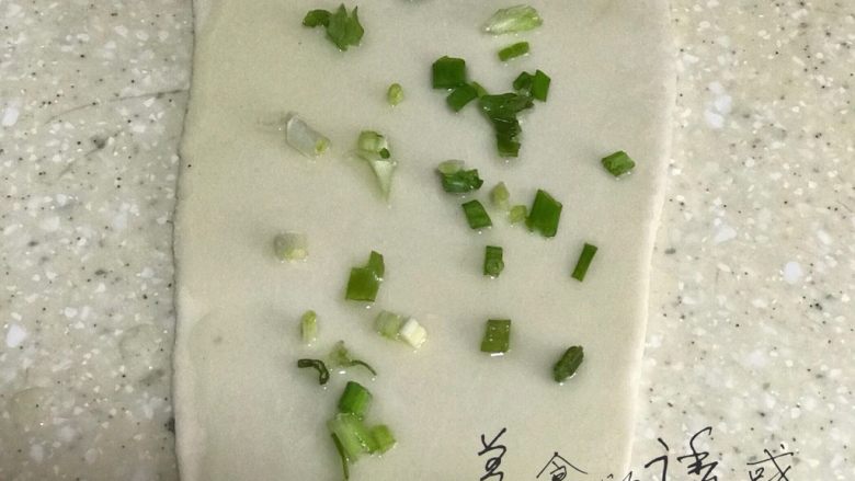 浅湘食光&葱香鸡蛋煎饼,刷油,放葱、盐