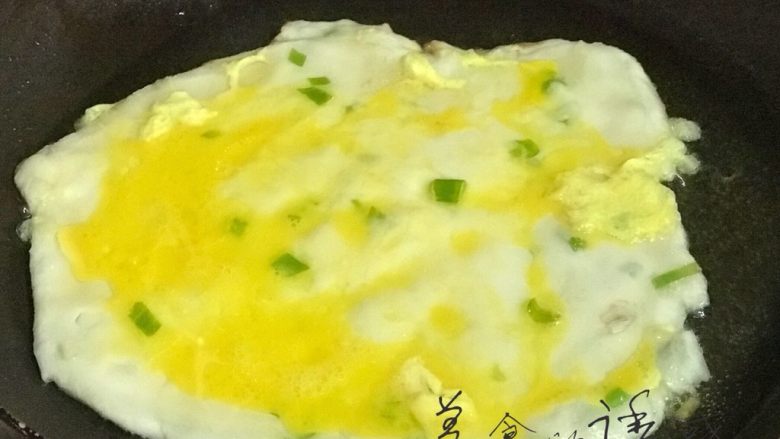 浅湘食光&葱香鸡蛋煎饼,锅内放适量油,稍热下饼,转小火,慢慢倒适量蛋液,盖盖焖两分钟(把握火候),翻面放蛋液,两分钟翻面