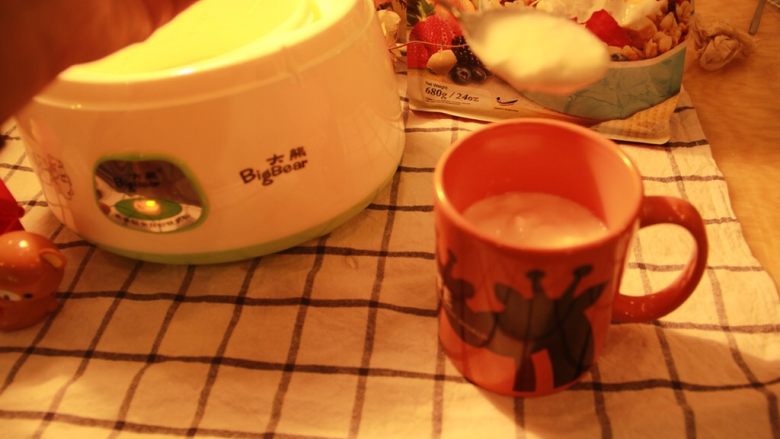 营养风味酸奶杯,将全自动酸奶机断电,盛出固体酸奶。