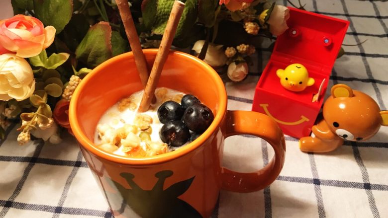 营养风味酸奶杯,由此制作完成了营养风味酸奶杯。此款美食中固体酸奶的酸甜醇厚,坚果仁与谷物混合麦片的颗粒醇香,以及蓝莓的甜中带酸美味多汁,都增添了食用者对成品酸奶杯的好感度。注心饼干(牛奶味)也提升了它的颜值与口感。