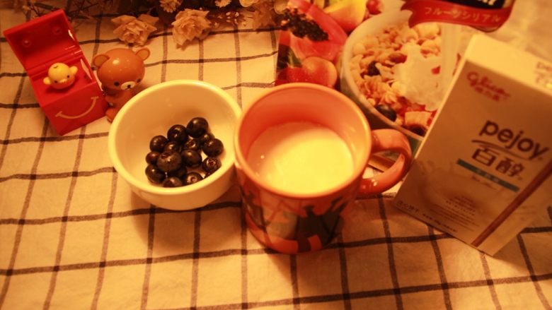 营养风味酸奶杯,接下来,取新鲜的<a style='color:red;display:inline-block;' href='/shicai/ 623'>蓝莓</a>,洗净;同时,取麦片和饼干继续制作营养风味酸奶杯。