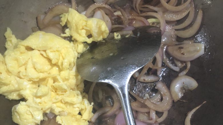 洋葱炒鸡蛋,洋葱炒蔫后，加入炒好的鸡蛋，翻炒片刻即可