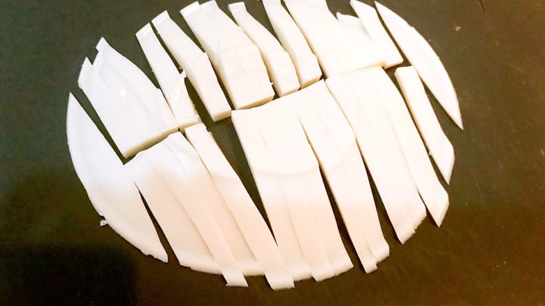 双色荞麦碗团,切成1㎝宽小条
